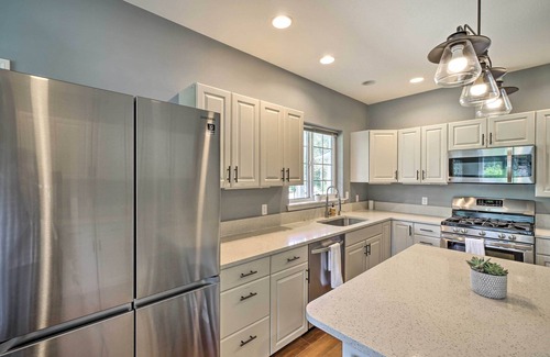North Bend Casa | Riverside North Bend Oasis: Stunning Mountain View