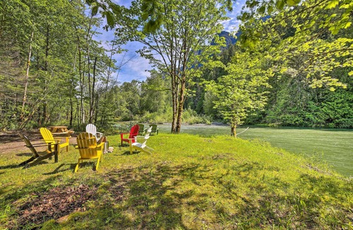 North Bend Casa | Riverside North Bend Oasis: Stunning Mountain View