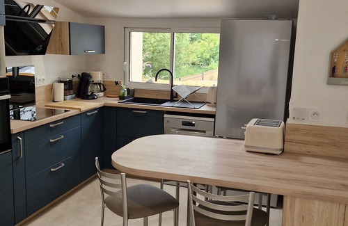 La Fleche Cabaña | Riverside Retreat: Cozy 3BR Home, Near Zoo, Stunning Views, Free WiFi, Parking & More!