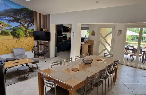 La Fleche Cabaña | Riverside Retreat: Cozy 3BR Home, Near Zoo, Stunning Views, Free WiFi, Parking & More!