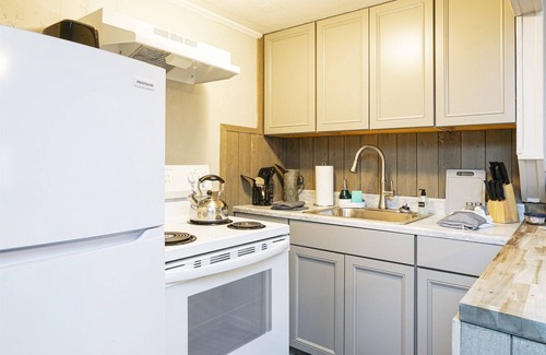 Elkins Cabina | Riverside Retreat*HotTub*2 Suites! 2 Kitchens!