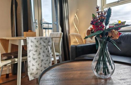 Leeds Apartamento | Riverside Retreat Leeds City Location Modern 2-Bed 2-Bath Townhouse & Free Parking