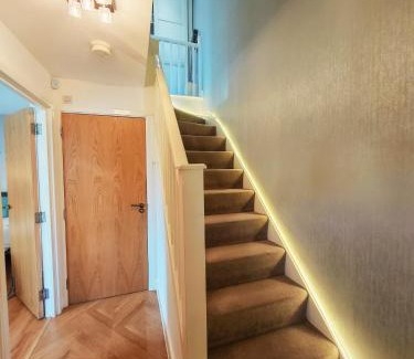 Leeds Apartamento | Riverside Retreat Leeds City Location Modern 2-Bed 2-Bath Townhouse & Free Parking
