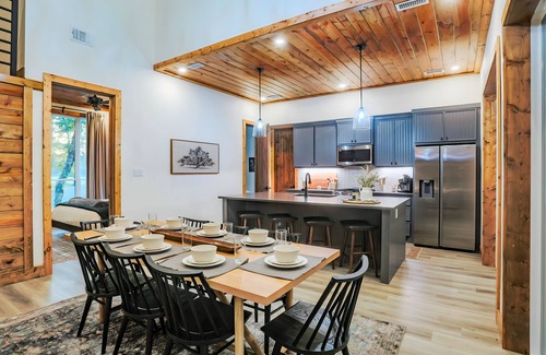 Broken Bow Cabina | Riverside Retreat near Broken Bow - Hot Tub, Riverfront, Sleeps 14