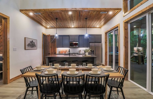 Broken Bow Cabina | Riverside Retreat near Broken Bow - Hot Tub, Riverfront, Sleeps 14
