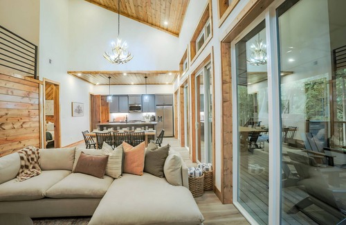 Broken Bow Cabina | Riverside Retreat near Broken Bow - Hot Tub, Riverfront, Sleeps 14