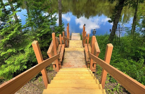 Oconto Casa | Riverside Retreat: Where Nature & Luxury Meet