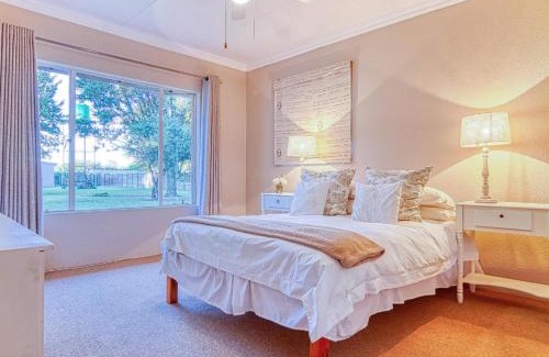 Vanderbijlpark Casa | Riverside Rhapsody, Vaal River, Vanderbijlpark, 6 Adults and 4 Children