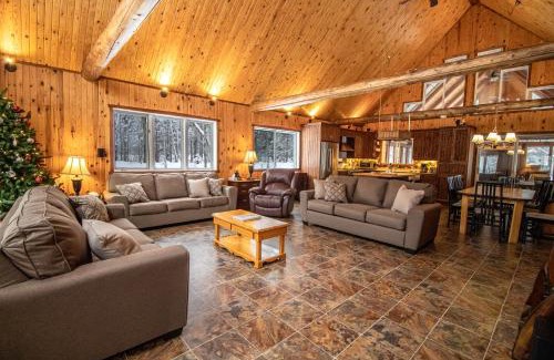 Saint-Raymond Chalet De Esquí | Riverside Stay with Pool Table, Open Air Patio, BBQ