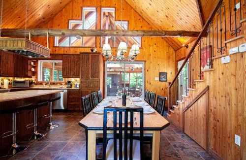 Saint-Raymond Chalet De Esquí | Riverside Stay with Pool Table, Open Air Patio, BBQ