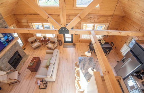 Warrensville Cabina | Riverstead Cabin - Riverfront + Wrap Around Porch + Smart TVs + Gas Fireplace + Hot Tub