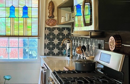 Lake Forest Estates Cabaña | ⚜️Rivertown Retreat⚜️ Lewis & Clark: King Bed Sleeps 4