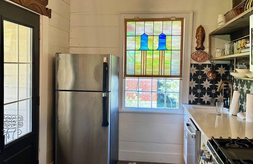 Lake Forest Estates Cabaña | ⚜️Rivertown Retreat⚜️ Lewis & Clark: King Bed Sleeps 4