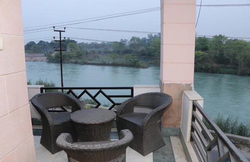 Mayapur Cama Y Desayuno | Riverview Boutique Hotel & Restaurant