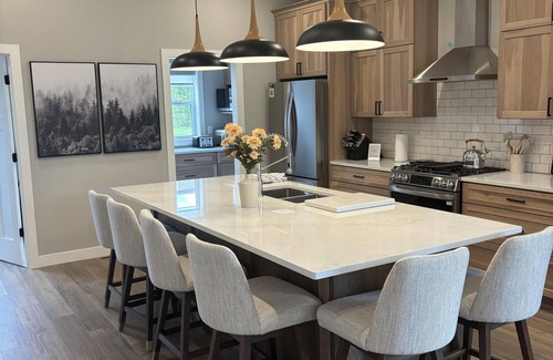 Duluth Casa | RiverWest Rivers Edge on the River - Brand New - Hot Tub