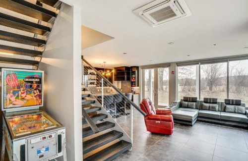 Elkhart Lake Casa | Road America Retreat Modern Villa with Garage!