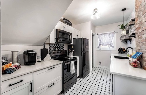 Wichita Casa | Roaring Riverside - Art Deco Luxe - 2 Kings!