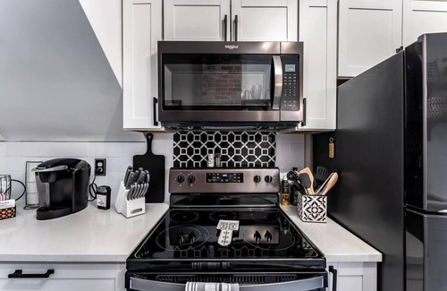 Wichita Casa | Roaring Riverside - Art Deco Luxe - 2 Kings!