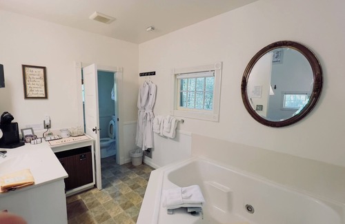 Eureka Springs Historic District Cabaña | Rock Cottage Gardens B&B - Cottage #5 Norma Bolt Cottage