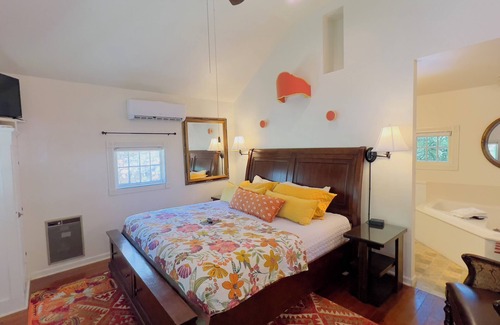Eureka Springs Historic District Cabaña | Rock Cottage Gardens B&B - Cottage #5 Norma Bolt Cottage