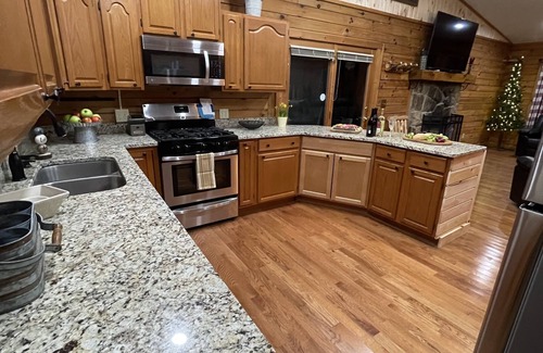 Laurelville Cabina | Rock House Cabins in Hocking Hills, OH. Located beside Rock House State Park.