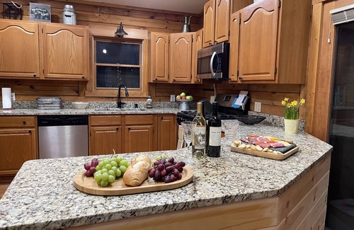 Laurelville Cabina | Rock House Cabins in Hocking Hills, OH. Located beside Rock House State Park.