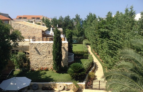 Platanias Town Villa | La piscina y el jardín privados de Villa Rhapsody de Rock House están cerca de todo a pie