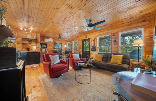 Mid America Cabina | Rock N’ Roll Lake Haus: Lakefront, Kayaks, Decks