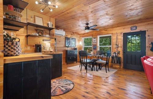 Mid America Cabina | Rock N’ Roll Lake Haus: Lakefront, Kayaks, Decks