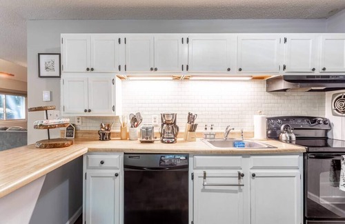 East Stroudsburg Casa | Rock Nest Hideout | Walk to Lake | Fire Pit | Hammock | Arcade