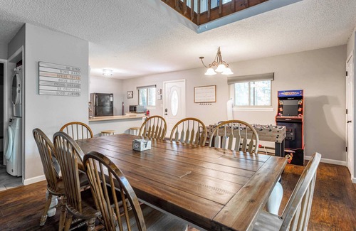 East Stroudsburg Casa | Rock Nest Hideout | Walk to Lake | Fire Pit | Hammock | Arcade