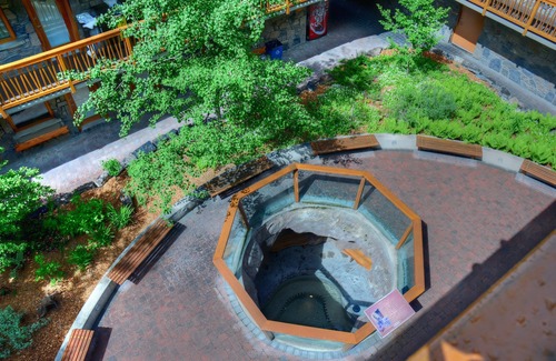 Banff Apartamento | Rockies Room with Access to Grotto Hot Pools!