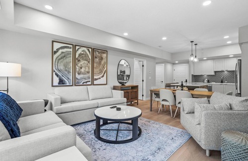 Dead Man's Flats Condominio | ☀️Rocky Mountain Creekside Retreat|Top Floor Brand New Unit☀️