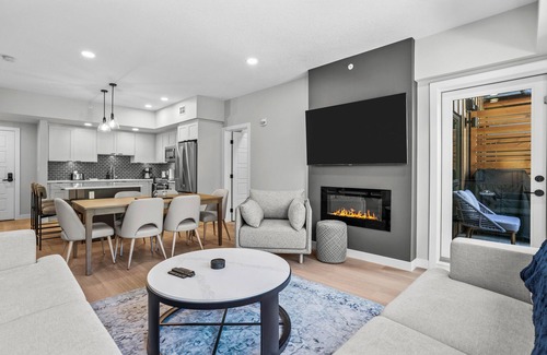 Dead Man's Flats Condominio | ☀️Rocky Mountain Creekside Retreat|Top Floor Brand New Unit☀️