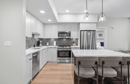 Dead Man's Flats Condominio | ☀️Rocky Mountain Creekside Retreat|Top Floor Brand New Unit☀️