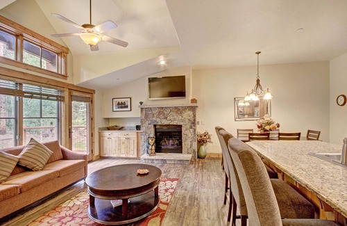 Breckenridge Condominio | Rocky Mountain Luxury - Large Ski-in Winter Townhome 6ppl 2 Bedroom Townhouse by RedAwning