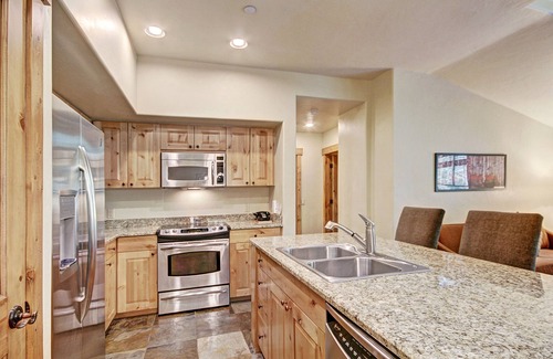 Breckenridge Condominio | Rocky Mountain Luxury - Large Ski-in Winter Townhome 6ppl 2 Bedroom Townhouse by RedAwning