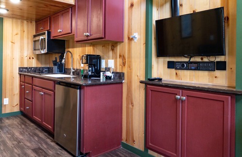 West Glacier Cabina | Rocky Mountain Maple Studio Cabin
