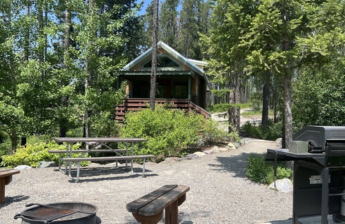 West Glacier Cabina | Rocky Mountain Maple Studio Cabin