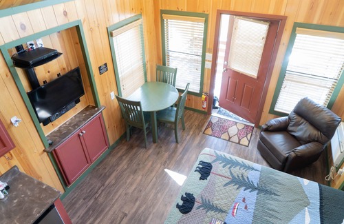 West Glacier Cabina | Rocky Mountain Maple Studio Cabin