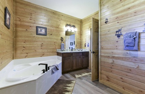 Branson Cedars Cabina | Rocky Top Lodge | 2 Bed, 2 Bath