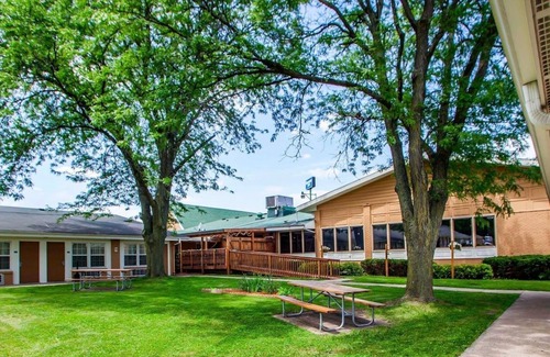 Beloit Hotel | Rodeway Inn Beloit