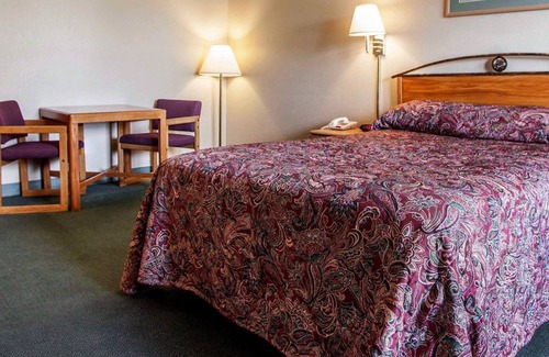 Beloit Hotel | Rodeway Inn Beloit