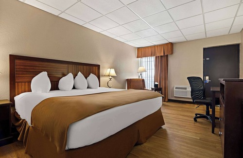 McPherson Hotel | Rodeway Inn