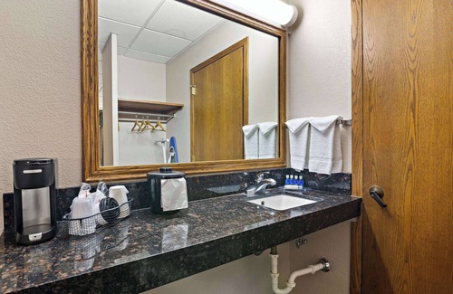 McPherson Hotel | Rodeway Inn