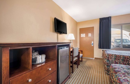 Pacific - Edison Hotel | Rodeway Inn Regalodge