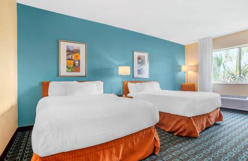 Ferry Pass Hotel | Rodeway Inn