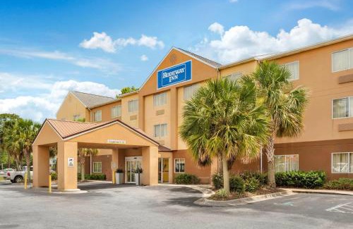 Ferry Pass Hotel | Rodeway Inn