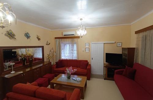 Leonidio Apartamento | Rodomelo House with Terrace - 4 Bedrooms
