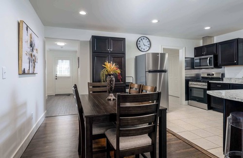 Tuscaloosa Casa | Roll Tide Knoll- 5 min to UA- 6 TVS- 4 BRs